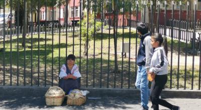 Imagen de una persona vendiendo comida en las calles del norte de Quito, de manera informal,  el 29 de agosto de 2019