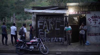 Un graffiti alusivo a las FARC pintado en la puerta de un taller en el sector de Toribio, donde los guardias indígenas fueron asesinados por disidentes de la guerrilla.