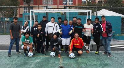 Fotografía cedida sin fecha muestra al equipo de fútbol de amputados de Perú luego de un juego en Lima (Perú). 