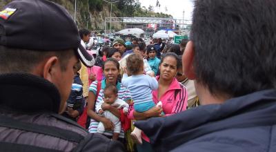 Inmigrantes venezolanos siguen llegando al puente Rumichaca, pero se quedan en albergues de Ipiales en Colombia. 