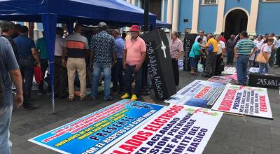 19 exempleados de CNEL EP se mantienen en huelga de hambre desde hace cuatro días en Guayaquil. 