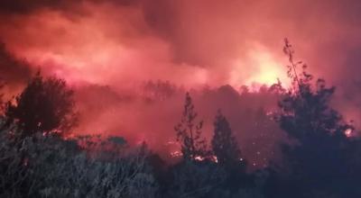 Imagen que muestr ala magnitud del incendio que afecta al cantón Quilanga, en Loja.