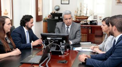 El presidente Lenín Moreno junto con los ministros de Telecomunicaciones, Andrés Michelena, y de Gobierno, María Paula Romo.