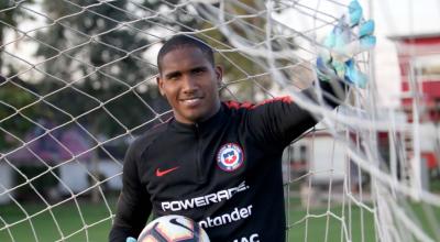 Omar Carabalí posa con el uniforme de la selección chilena. 