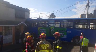 Un bus se impactó contra una vivienda en la calle Rincón de Buenos Aires, sector Campiña del Inca. 