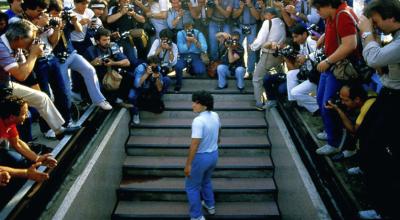 Diego Maradona en su presentación como jugador del Nápoli
