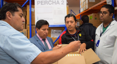 Miguel Ángel Loja (centro), exdirector del IESS, en una visita al hospital Teodoro Maldonado Carbo de Guayaquil, el 26 de septiembre de 2020. 