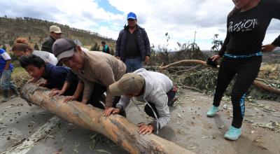 Indígenas cierran la carretera este viernes, en el sector de Cangagua, en el norte de la provincia de Pichincha.