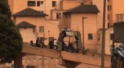 Manifestantes y policías en el puente de San Roque durante las manifestaciones 