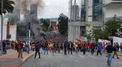 Manifestantes indígenas en los alrededores del Parque El Arbolito, en Quito.