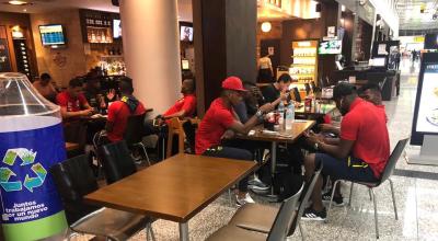 Los jugadores de la selección ecuatoriana en el aeropuerto de Guayaquil. 