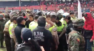 Un grupo de policías fue llevado al estadio de Calderón contra su voluntad.