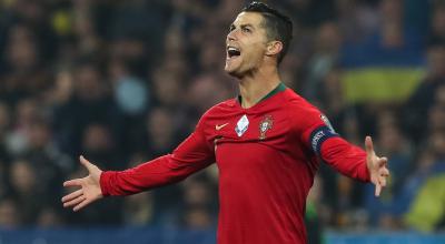 El delantero portugués Cristiano Ronaldo celebra su gol 700. en su carrera 