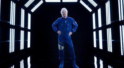 Richard Branson, CEO de Virgin, vestido con el traje espacial diseñado por Under Armour.