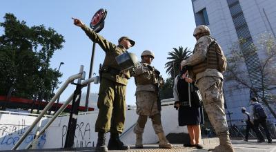 Personal militar custodia las estaciones de metro que se encuentran cerradas este lunes en Santiago de Chile.