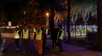 Las noches de Chile siguen bajo toque de queda, pero vecinos se desvelan en Santiago para proteger sus casas del vandalismo. 