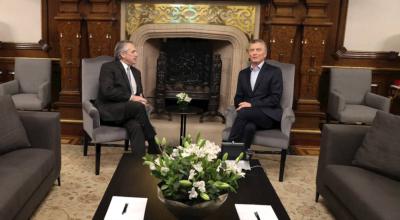 El mandatario electo de Argentina, Alberto Fernández (i), mientras habla con el actual presidente, Mauricio Macri (d), en la Casa Rosada de Buenos Aires.