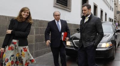 Juan Gabriel Valdés (c), delegado del Secretario General de la ONU, llega a Carondelet para su reunión con el presidente Moreno, el 29 de octubre de 2019.