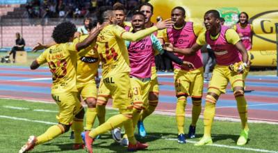 Los jugadores de Barcelona festejan en el estadio Olímpico de Riobamba