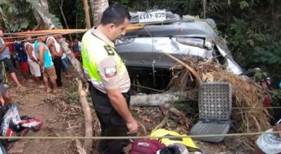 La Policía y Cruz Roja coordinó la llamada de auxilio de un accidente en Manabí, que dejó cinco fallecidos. 