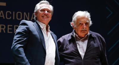 El expresidente uruguayo José Mujica (d) acompañado del presidente electo de Argentina, Alberto Fernández (i), participa en una conferencia sobre el papel de la política en América Latina, el 1 de noviembre de 2019, en la Universidad Nacional de Tres de Febrero, en Caseros (Argentina). 