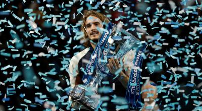 El griego, Stefanos Tsitsipas festeja con el trofeo del últmo Masters de la temporada, en Londres.