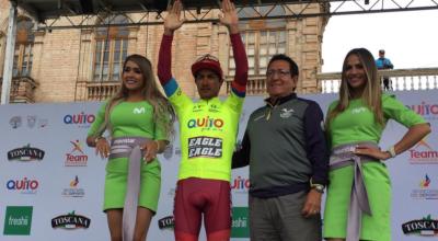 El ciclista carchense Jorge Montenegro se viste con la camiseta amarilla de líder de la Vuelta. 