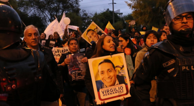 Un grupo de ciudadanos se reunió en las afueras de la Corte Provincial de Pichincha para mostrar su apoyo a Paola Pabón y Virgilio Hernández.