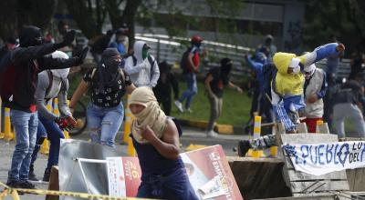 Grupos de manifestantes se enfrentan a la policía durante el paro nacional de Colombia.