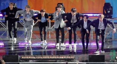 La famosa banda de K-Pop BTS en un programa de televisión en Estados Unidos.