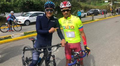 Richard Carapaz junto a Jorge Montenegro en la partida de la séptima etapa de la Vuelta al Ecuador.
