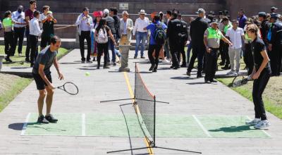 Roger Federer y Alexander Zverev juegan en la Mitad del Mundo. 