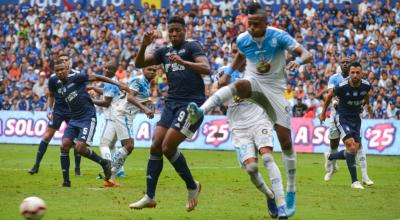 Michael Estrada (celeste) fue la gran figura del Macará en el partido de ida ante Emelec. 