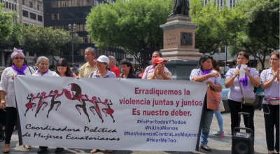 En la Plaza Rocafuerte, en el centro de Guayaquil, se realizó un plantón para concientizar a la población sobre la violencia de género.