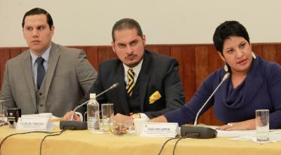 Raúl de la Torre (centro), durante su tiempo como secretario de la Comisión de Fiscalización de la Asamblea, en 2016.