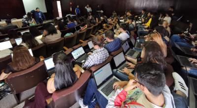 Estudiantes de la PUCE durante la editatón organizada por Wikimedistas.