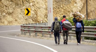 Un grupo de venezolanos  que migran camina por la vía Panamericana, cerca de Tulcán, en la frontera con Colombia.