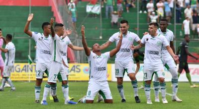 Jugadores de Liga de Portoviejo festejando su ascenso a la Serie A, tras llegar a la final del ascenso. 