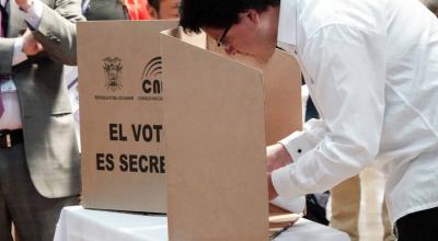 Un ciudadano participó en el simulacro de las elecciones nacionales 2019, en marzo.