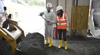 La directora Ejecutiva de Arcom, Andrea Cárdenas, inspeccionó las instalaciones de la minera Fruta del Norte