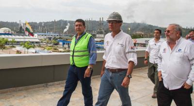 El exvicepresidente Jorge Glas y el exgerente de Petroecuador, Carlos Pareja Yanuzzelli, recorren la Refinería de Esmeraldas en 2015. WorleyParsons se encargó de supervisar su fallida rehabilitación.