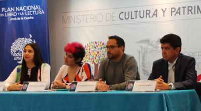 Oswaldo Almeida (extremo derecho) durante la rueda de prensa de presentación de agenda de la FIL de Quito, 2019, en diciembre pasado. Junto a Sara Jaramillo, representante de OEI; María Fernanda Ampuero, exgerenta del Plan nacional de Lectura y Juan Fernando Velasco, ministro de Cultura 