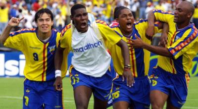 Los jugadores ecuatorianos festejan un gol ante Brasil, en el estadio Atahualpa, el 28 de marzo de 2001.