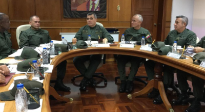 El ministro de Defensa, Vladimir Padrino (centro), durante una reunión con mandos militares del país.