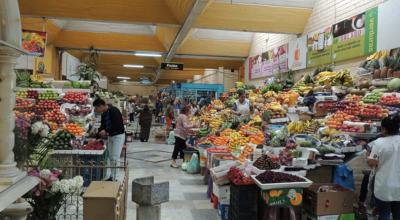 Ciudadanos acuden al Mercado de Santa Clara para realizar compras.