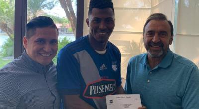 El jugador, junto al presidente de Emelec, Nassib Neme, después de la firma del contrato.