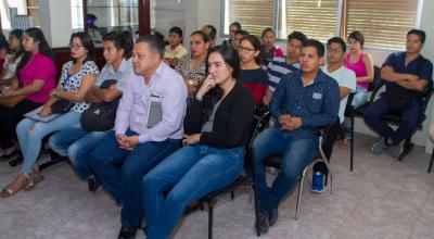 Becarios se reúnen con representantes de la Universidad de Manabí para sus escuchar experiencias académicas. 