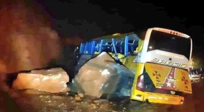 Rocas de gran tamaño se deslizaron y cayeron sobre un autobús interprovincial.