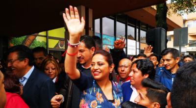 Paola Pabón volvió a la Prefectura de Pichincha, en medio de un mitín político.