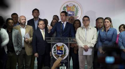 El líder opositor venezolano Juan Guaidó ofrece una rueda de prensa este lunes 6 de enero de 2020, en Caracas.